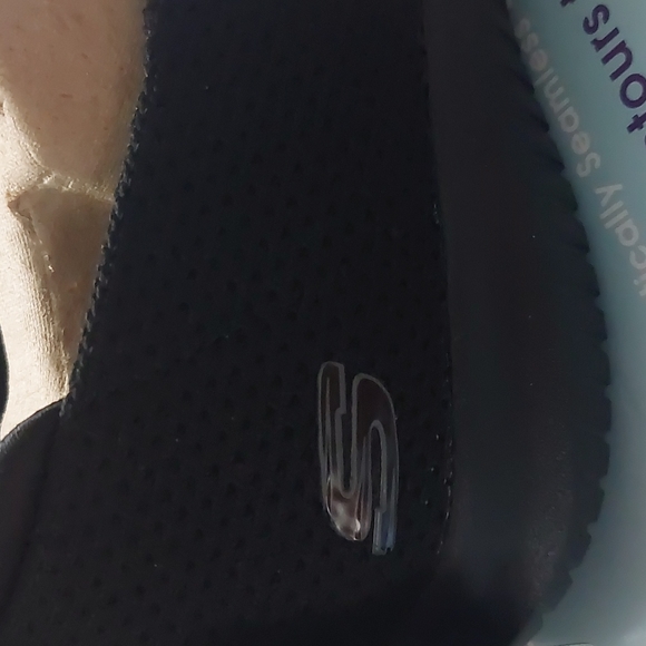 Sketchers Stretch Fit shoes (FREE HOUSE SHOES) - Picture 3 of 15